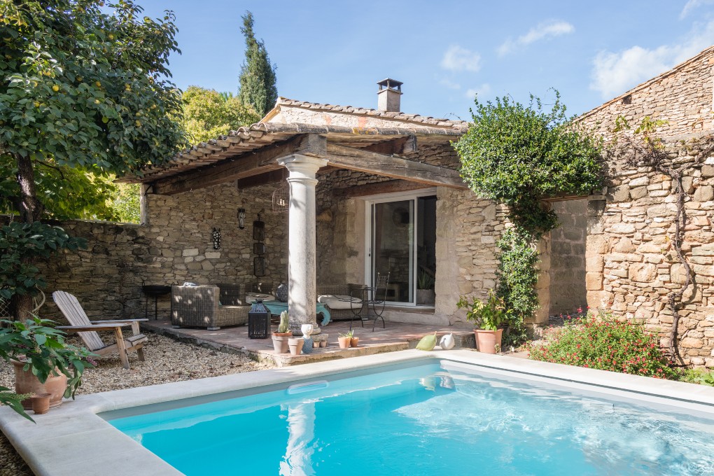 Une piscine intimiste sous le soleil provençal