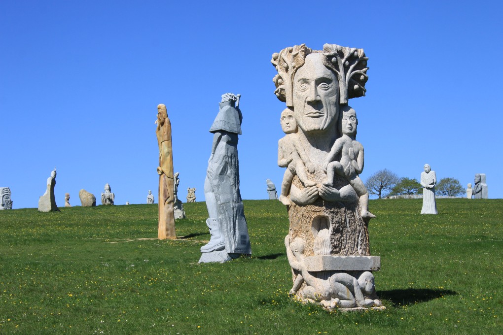 La Vallée des Saints : des géants comme vitrine à ciel ouvert du granit breton