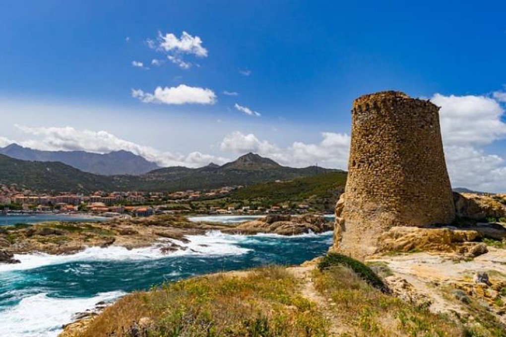 Tours génoises : les sentinelles de pierre du littoral corse