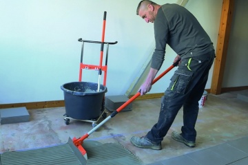 Mondelin présente CARELO, le set qui permet aux carreleurs de travailler debout.